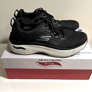 Skechers max cushioning arch fit sneakers machine washable men’s 10 black/white